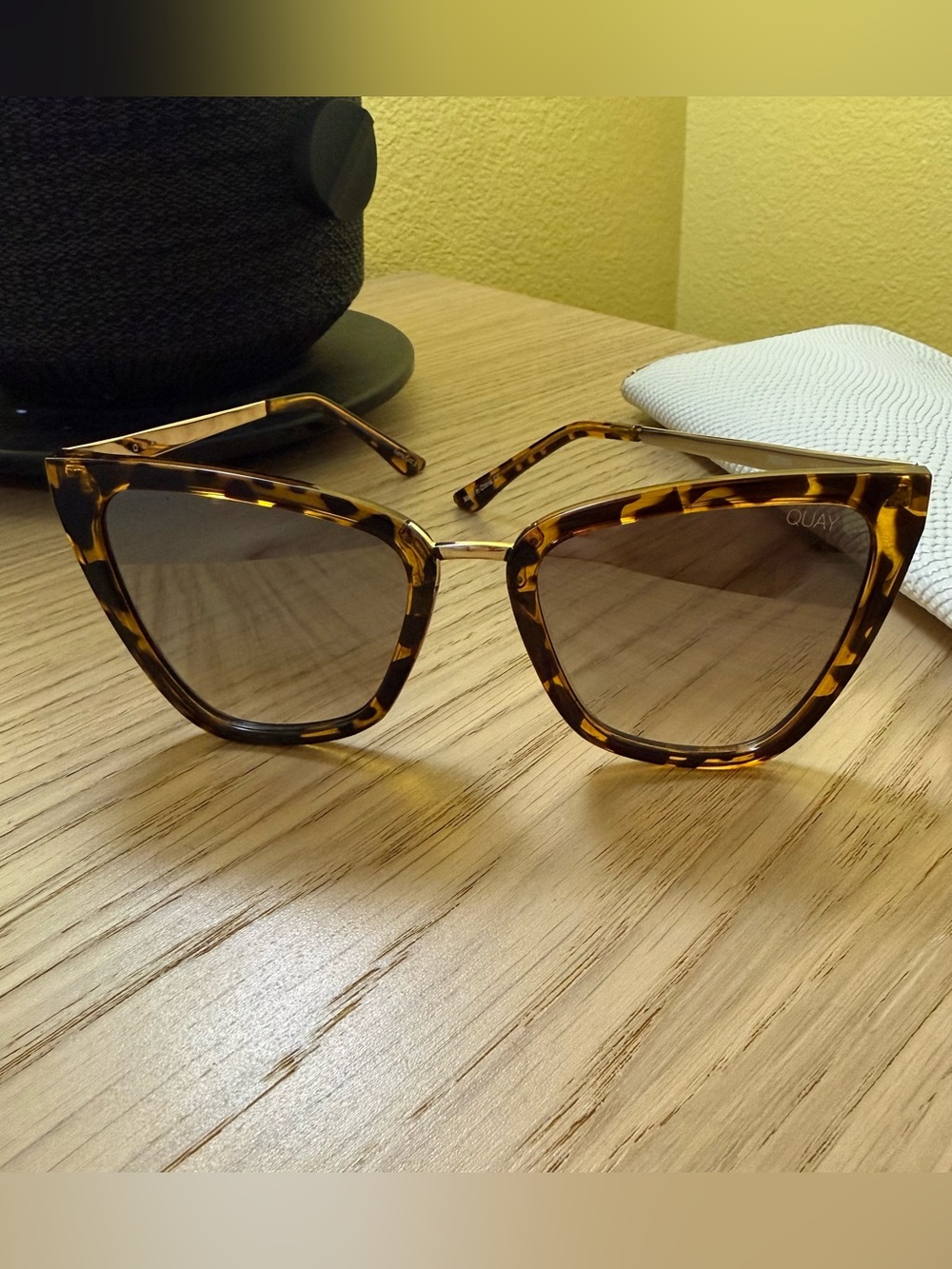 Quay Australia Reina: Tortoiseshell Cat-Eye w/light smoke lenses